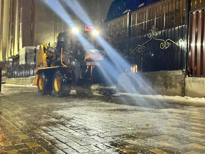 Усиление противогололёдных мер в Астане обработка дорог и тротуаров техсолью