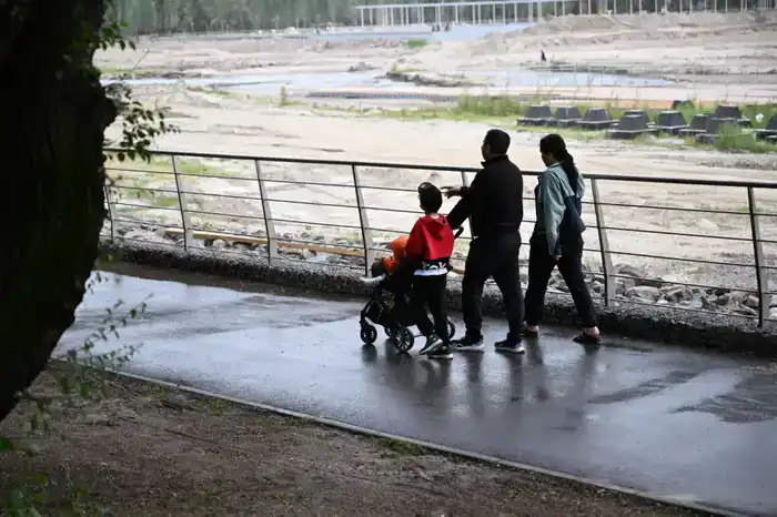 В Алматы понтонные мосты на Сайране ежегодно снимают на зиму из-за понижения уровня воды (2)