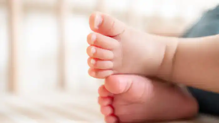 Казахстанская годовалая девочка вернулась на родину после угрозы передачи в британскую приемную семью