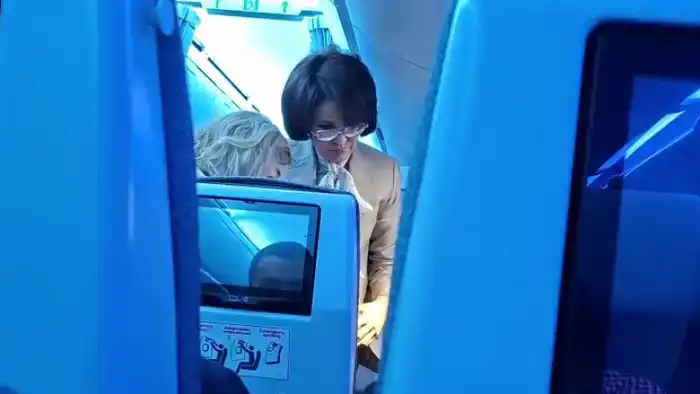 Министр здравоохранения Акмарал Альназарова о видео помощи пассажиру на борту самолёта