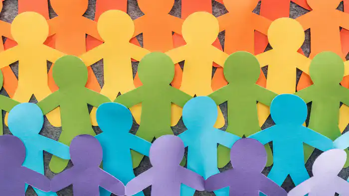 Вице-министр культуры и информации Евгений Кочетов сообщил о предстоящих наказаниях за пропаганду ЛГБТ, уточнив, что закон будет строго применяться к нарушителям. В частности, он отметил, что за подобные действия предусмотрены штрафы и другие меры ответст