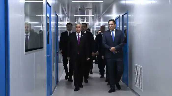 Президент Токаев ознакомился с фармацевтическими предприятиями Жамбылской области