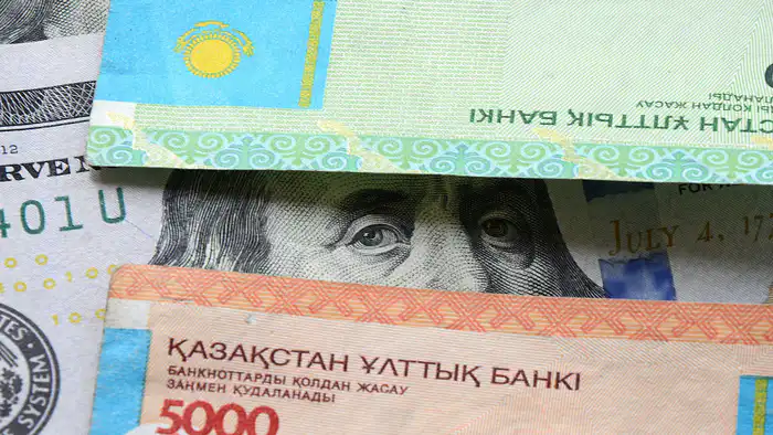 Курс доллара упал ниже 500 тенге в обменниках Казахстана