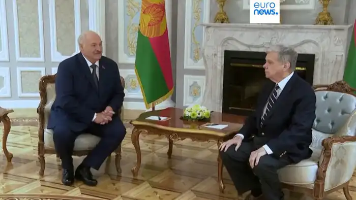 Президент Беларуси Александр Лукашенко помиловал более сотни политзаключенных в рамках достигнутых договоренностей с американским президентом Дональдом Трампом, что стало шагом к снятию санкций США.