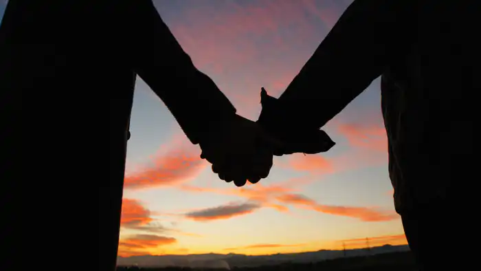 Казахстан: Мужчинам разрешили держаться за руки, но с оговоркой