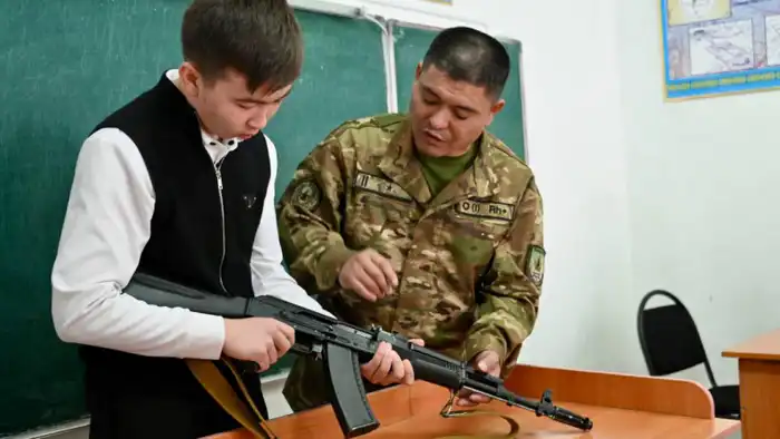 В Казахстане обновлены правила начальной военной подготовки в школах: Минобороны утвердило новые нормы