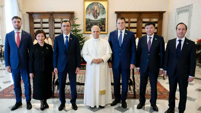 Президент Токаев приглашает Папу Римского Льва XIV с апостольским визитом в Казахстан