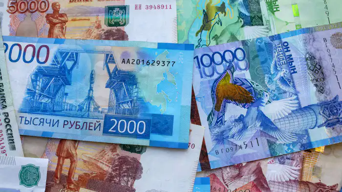 Слабый рубль: как падение цен на нефть в России отразится на экономике Казахстана?