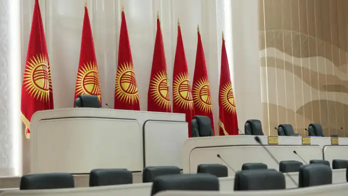 В Кыргызстане парламентская арена: сторонники президента захватывают мандаты, как шахматисты на доске