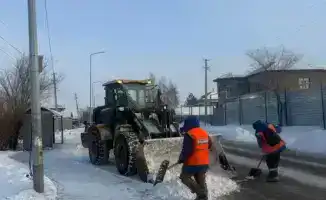 Коммунальные службы Астаны активно очищают город от снега с привлечением почти 3000 рабочих и 1608 единиц техники