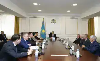 Бейбит Исабаев вручил государственные награды рабочим профессиям в Жетісу