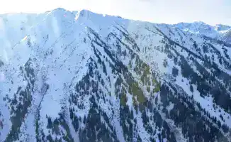 МЧС предупреждает о риске лавин в горах Казахстана