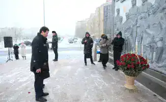 Цветы к мемориалу Азаттықтың ақ таңы в Актобе на День Независимости