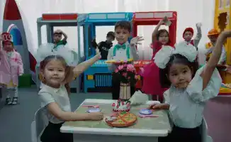 Два тысяч сердца в унисон: студенты колледжей Астаны отметили Год рабочих профессий флешмобом