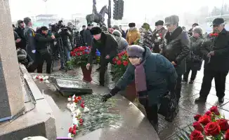 Собрание горожан в Алматы у монумента «Тәуелсіздік»: почтение памяти героев и проявление единства