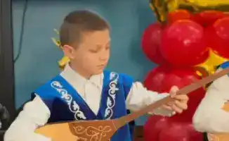 Аким ВКО поздравил детей из Детской деревни семейного типа с Новым годом и вручил подарки