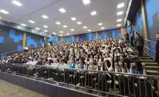 400 школьников на лекции о цифровой безопасности: обсуждают дипфейки и защиту данных