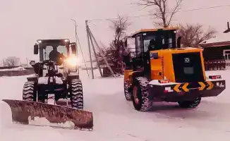 Очистка дорог от снега в Бородулихинском и Бескарагайском районах