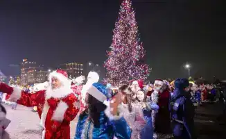 Шымкент отпраздновал зажжение огней главной новогодней ёлки с тысячами горожан