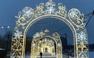 Караганда готовится к Новому году: праздничные инсталляции от управления парками и скверами