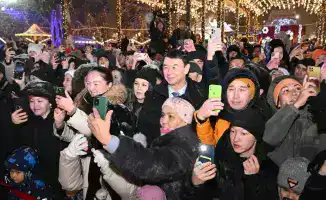 В Алматы зажгли главную новогоднюю ёлку на площади Абая