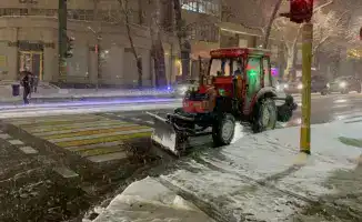 Уборка города Алматы после снегопада 16 см снега