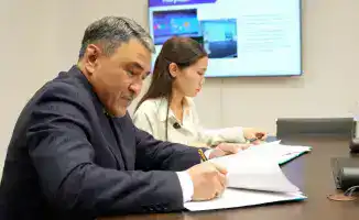 Министр водных ресурсов Нуржан Нуржигитов встретился с школьницей Дана Кадырбек для подписания меморандума о пилотном внедрении технологии сбора воды из воздуха