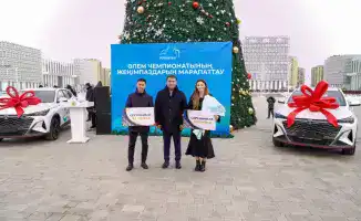 Туркестанский аким наградил чемпионов мира по боксу и каратэ автомобилями