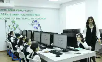 В Астане отметили 10-летие школы-гимназии №77 с презентацией ИИ-бота и выставкой работ учащихся