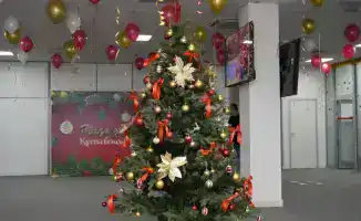 В Астане в центре «Жанұя» прошел новогодний праздник для 80 детей с выступлением артистов и вручением подарков