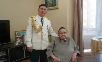 Бибигуль Тулегенова поблагодарила военнослужащих за концерт в честь её 96-летия