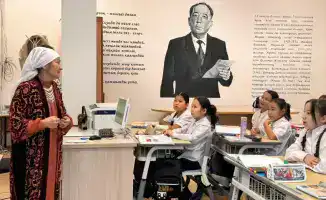 Мастер-класс по рукоделию для школьников от бабушек-волонтеров в Астане