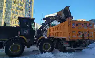 Снег убирают три тысячи рабочих в Астане