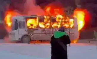 Сегодня утром в Косшы загорелся пассажирский автобус у школы, сообщает департамент по чрезвычайным ситуациям.