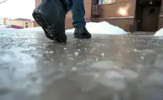 Астана под снежным одеялом: коммунальные службы неустанно очищают город