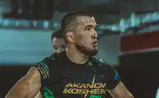 Кошен Аканов одержал быструю победу на турнире в Алматы