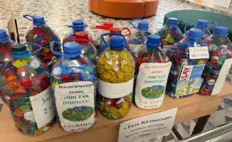 Экологическая акция в Астане: школьники собирают пластиковые крышки для помощи детям