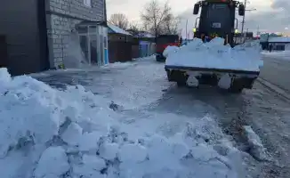 Свыше 1 400 единиц спецтехники задействованы в снегоуборочных работах и посыпке тротуаров техсолью в Астане
