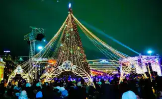 Массовое зажжение новогодних ёлок в Астане с концертом и зимними развлечениями