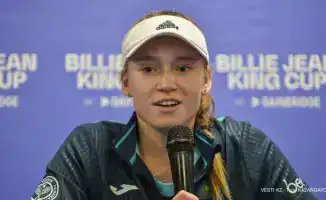 Елена Рыбакина демонстрирует паспорт перед турниром в Шэньчжэне, подчеркивая важность международных соревнований для своей карьеры
