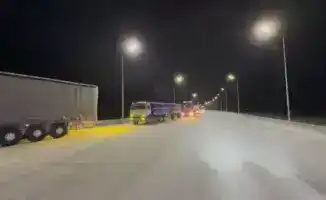 Грузовики в метель: полиция на страже безопасности!