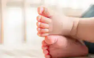 Казахстанская годовалая девочка вернулась на родину после угрозы передачи в британскую приемную семью