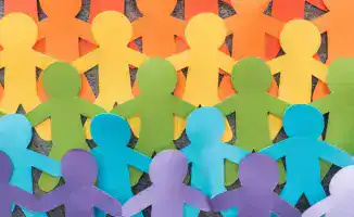 Вице-министр культуры и информации Евгений Кочетов сообщил о предстоящих наказаниях за пропаганду ЛГБТ, уточнив, что закон будет строго применяться к нарушителям. В частности, он отметил, что за подобные действия предусмотрены штрафы и другие меры ответст