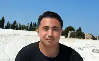 В соцсетях обсуждают видео с участием казахстанского блогера Кайсара Камзы, снятое во время его поездки в Индию. На кадрах мужчина использует ненормативную лексику и ведет себя вызывающе по отношению к местным жителям, что вызвало вопросы и критику со сто