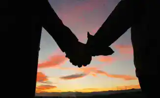 Казахстан: Мужчинам разрешили держаться за руки, но с оговоркой