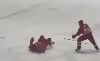 Президент Беларуси Александр Лукашенко упал во время хоккейного матча после столкновения с партнёром по команде, трибуны замерли в ожидании.