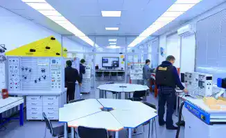 Депутат Мажилиса Ирина Смирнова предложила сократить сроки обучения в колледжах, подчеркивая необходимость реформ в системе технического и профессионального образования в Казахстане.