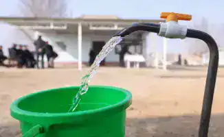В Шымкенте в жилмассиве 'Айкөл' запустили систему водоснабжения. Аким города вместе с жителями принял участие в церемонии запуска, что подчеркивает важность данного проекта для местного сообщества.