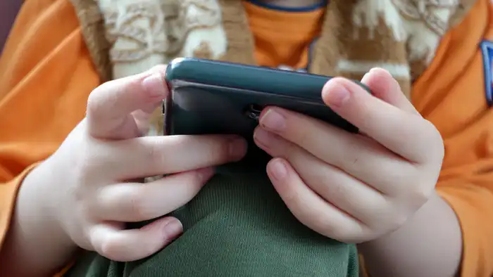 В Казахстане обсуждают законопроект о запрете детям до 16 лет пользоваться социальными сетями, включая TikTok и YouTube. Эксперт по информационной безопасности оценил технические возможности реализации такого запрета.