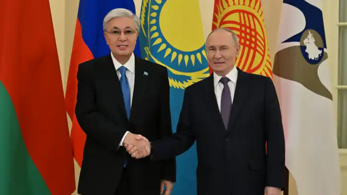 Президент Казахстана Касым-Жомарт Токаев прибыл в президентскую библиотеку имени Б.Н. Ельцина для участия в заседании Высшего Евразийского экономического совета.